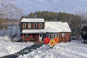 Dock & Views! Lakeside Family Escape in Wilton