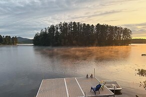 Dock & Views! Lakeside Family Escape in Wilton