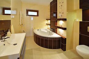 Large Holiday Home, Private Garden