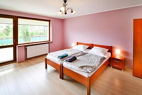Large Holiday Home, Private Garden