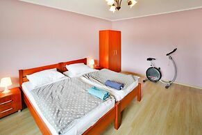 Large Holiday Home, Private Garden