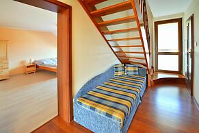 Large Holiday Home, Private Garden