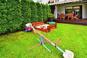 Large Holiday Home, Private Garden