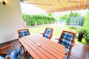 Large Holiday Home, Private Garden