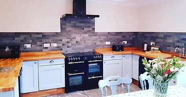 3 Bed House - Mountain Views, Firepit, Bbq