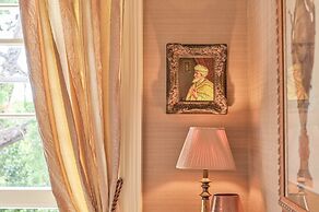 Muntham Apartment 6
