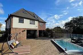 Hot tub - Bbq - Garden - Parking - Sleeps 8