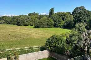 Hot tub - Bbq - Garden - Parking - Sleeps 8