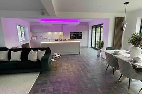 Hot tub - Bbq - Garden - Parking - Sleeps 8