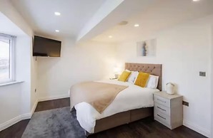 Hot tub - Bbq - Garden - Parking - Sleeps 8