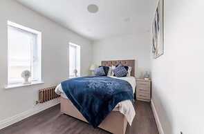 Hot tub - Bbq - Garden - Parking - Sleeps 8