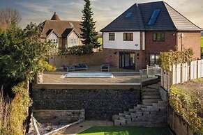 Hot tub - Bbq - Garden - Parking - Sleeps 8
