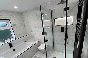 Hot tub - Bbq - Garden - Parking - Sleeps 8
