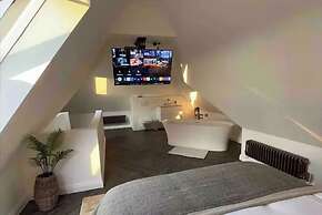 Hot tub - Bbq - Garden - Parking - Sleeps 8