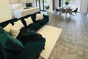 Hot tub - Bbq - Garden - Parking - Sleeps 8