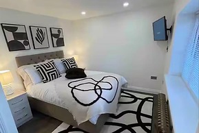 Hot tub - Bbq - Garden - Parking - Sleeps 8