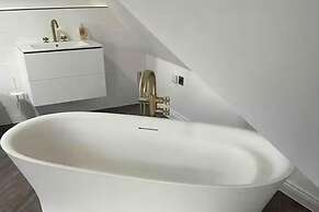 Hot tub - Bbq - Garden - Parking - Sleeps 8