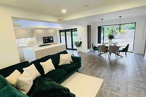 Hot tub - Bbq - Garden - Parking - Sleeps 8