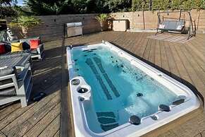 Hot tub - Bbq - Garden - Parking - Sleeps 8