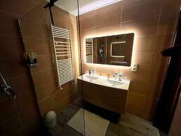 Dog-friendly Home With Bubble Bath
