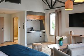 Walnut Bistro & Suites