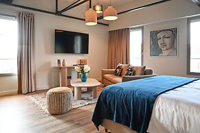 Walnut Bistro & Suites
