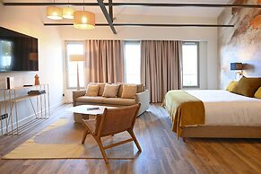 Walnut Bistro & Suites