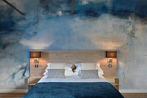 Walnut Bistro & Suites