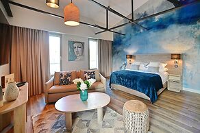 Walnut Bistro & Suites