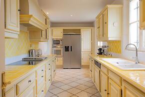 Spacious Villa With Pool & A/C for 8 - Sea View