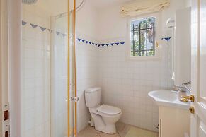 Spacious Villa With Pool & A/C for 8 - Sea View