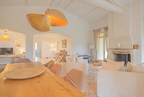 Spacious Villa With Pool & A/C for 8 - Sea View