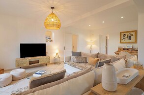 Spacious Villa With Pool & A/C for 8 - Sea View