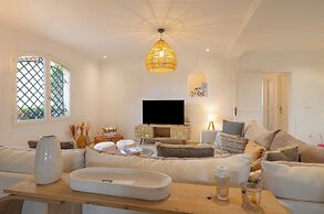 Spacious Villa With Pool & A/C for 8 - Sea View