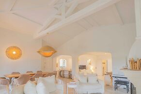 Spacious Villa With Pool & A/C for 8 - Sea View