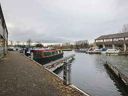 6 Swan House