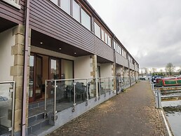 6 Swan House
