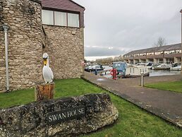 6 Swan House