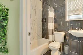 Explore Nyc, Parks & Beaches! Top-floor Apt