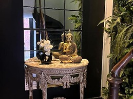 The Jade - Elegant Apartment With Balcony
