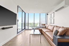 Central Oakleigh 2BR Apartment w Parking