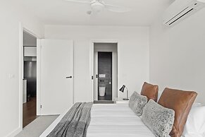 Central Oakleigh 2BR Apartment w Parking