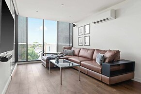 Central Oakleigh 2BR Apartment w Parking