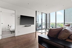 Central Oakleigh 2BR Apartment w Parking