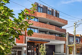 Central Oakleigh 2BR Apartment w Parking