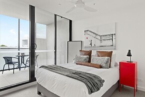 Central Oakleigh 2BR Apartment w Parking