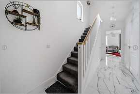 House - Sleeps 6 & Free Parking