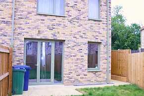 House - Sleeps 6 & Free Parking