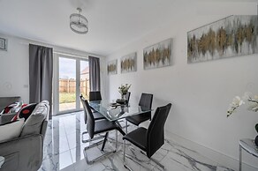 House - Sleeps 6 & Free Parking