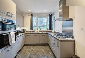 House - Sleeps 6 & Free Parking